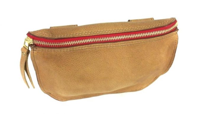 פאוץ' עור חום כאמל מעוצב בעבודת יד - דגם רוכסן אדום