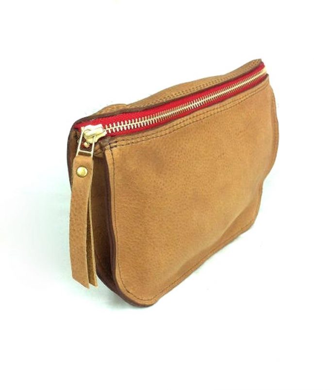 פאוץ' עור חום כאמל מעוצב בעבודת יד - דגם רוכסן אדום