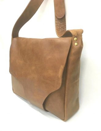 תיק עור חום מעוצב לאישה בעבודת יד - דגם סגירה תחתונה