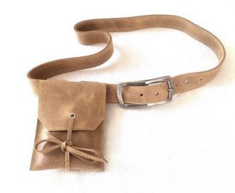 פאוץ' קטן עשוי עור בגוון חום בהיר מעוצב בעבודת יד