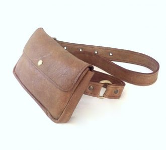 פאוץ' עור חום קטן מעוצב בעבודת יד -כולל חגורה