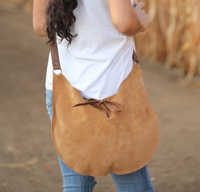 תיק מעור זמש מעוצב לאישה בעבודת יד - דגם ירח בצבע כאמל