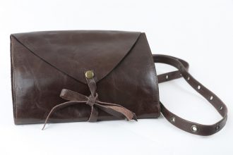 תיק פאוץ' קלאסי רב שימושי עשוי עור ומעוצב בעבודת יד