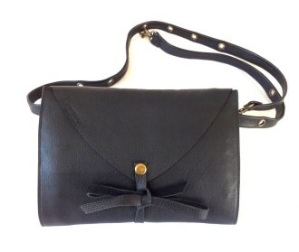 תיק פאוץ' רב שימושי עשוי עור שחור מעוצב בעבודת יד