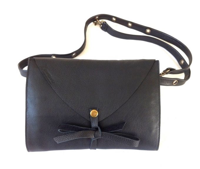 תיק פאוץ' רב שימושי עשוי עור שחור מעוצב בעבודת יד תיק פאוץ' רב שימושי עשוי עור שחור מעוצב בעבודת יד