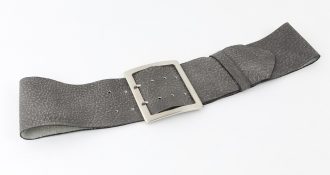 חגורת עור אפורה ורחבה לאישה - עבודת יד