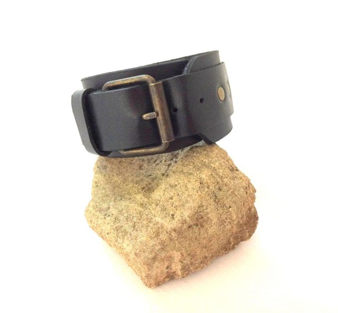 צמיד עור שחור מעוצב בעבודת יד לגבר