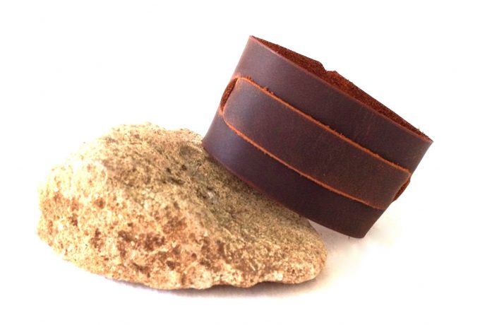 צמיד עור חום עשוי בעבודת יד לגבר