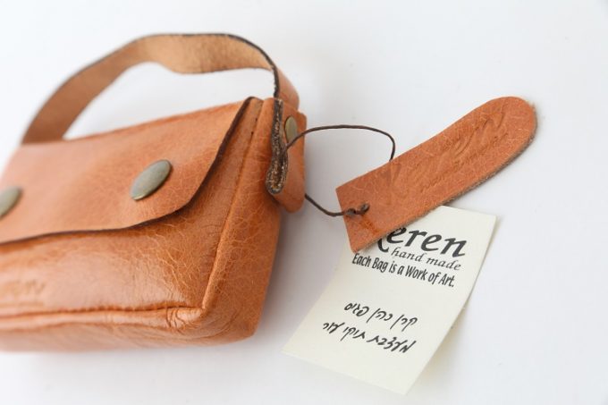 ארנק עור קטן לאישה עשוי בעבודת יד