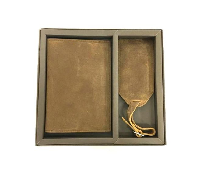 נרתיק עור לדרכון הכולל תג זיהוי מעוצב בעבודת יד