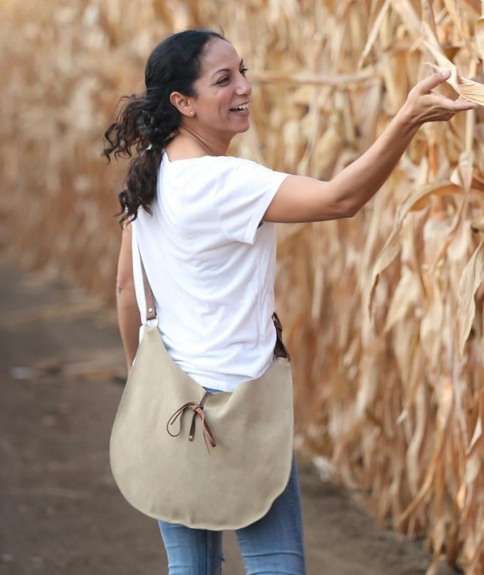 תיק מעור זמש מעוצב לאישה בעבודת יד - דגם ירח ירוק בהיר