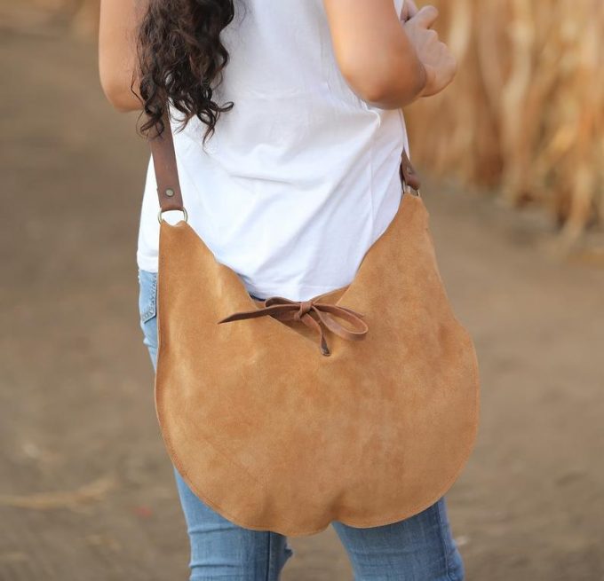 תיק מעור זמש מעוצב לאישה בעבודת יד - דגם ירח כאמל