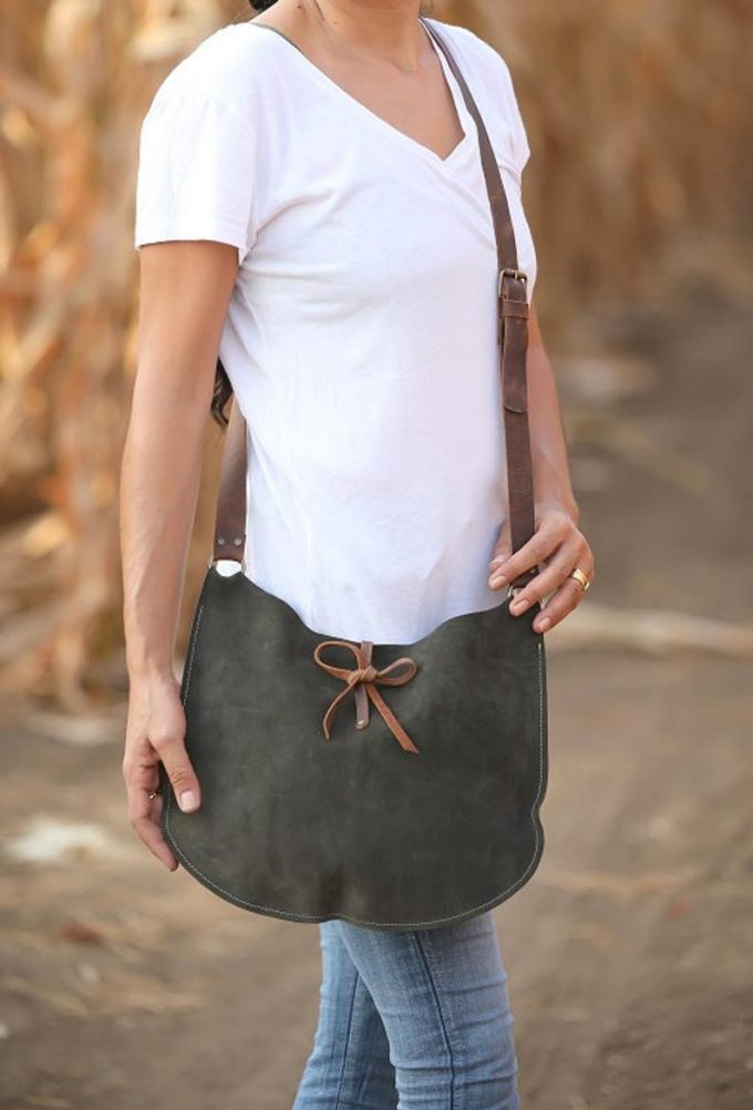 תיק מעור זמש מעוצב לאישה בעבודת יד - דגם ירח ירוק כהה