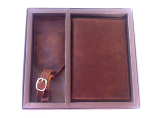 נרתיק עור לדרכון הכולל כיסוי לתג הזיהוי מעוצב בעבודת יד