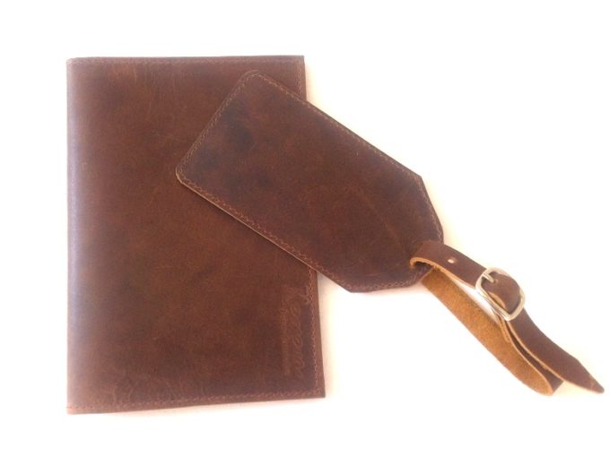 נרתיק עור לדרכון הכולל כיסוי לתג הזיהוי מעוצב בעבודת יד