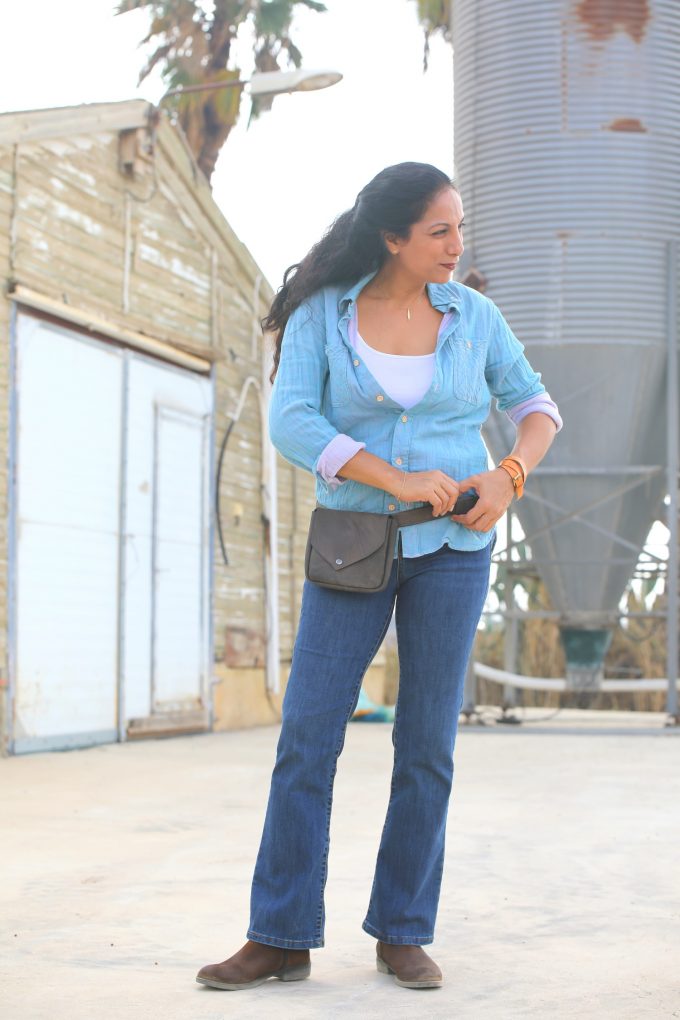 פאוץ' עור קטן הכולל חגורה מעוצב בעבודת יד פאוץ' עור קטן הכולל חגורה מעוצב בעבודת יד