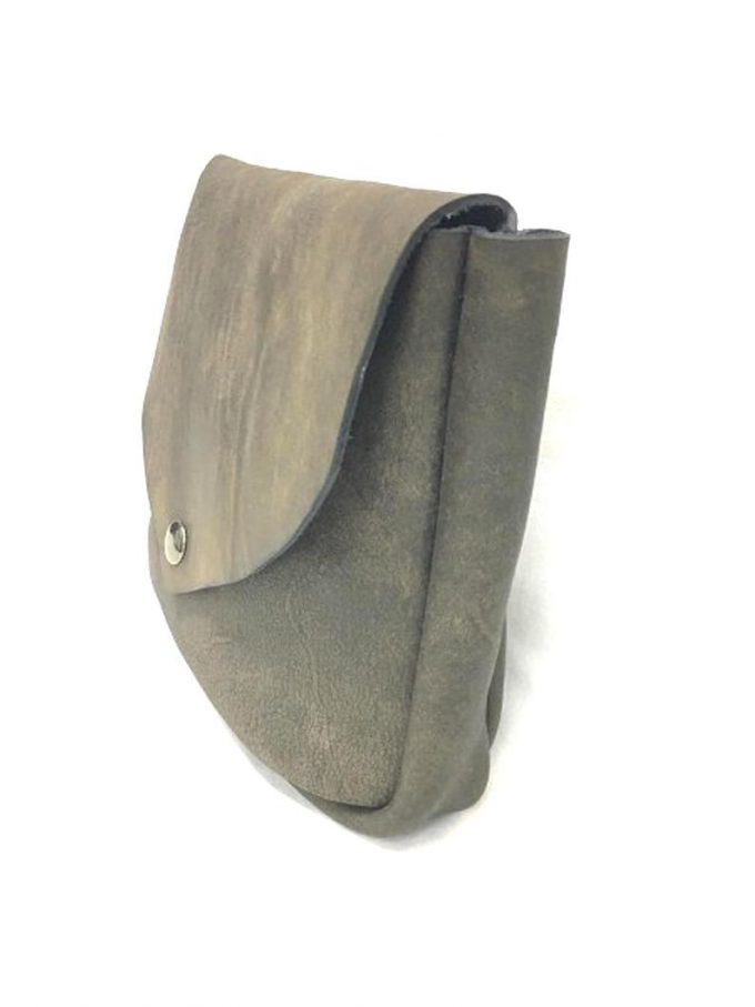 פאוץ' עור קטן הכולל חגורה מעוצב בעבודת יד