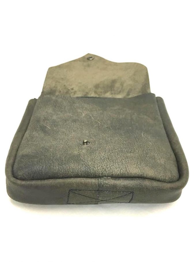 פאוץ' עור קטן הכולל חגורה מעוצב בעבודת יד