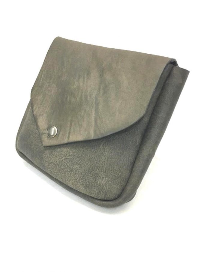 פאוץ' עור קטן הכולל חגורה מעוצב בעבודת יד פאוץ' עור קטן הכולל חגורה מעוצב בעבודת יד