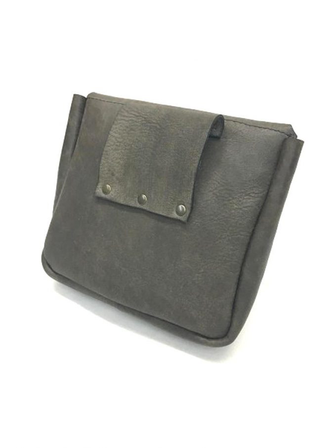 פאוץ' עור קטן הכולל חגורה מעוצב בעבודת יד