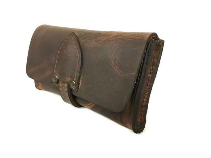 נרתיק עור חום לטבק מעוצב לגבר בעבודת יד