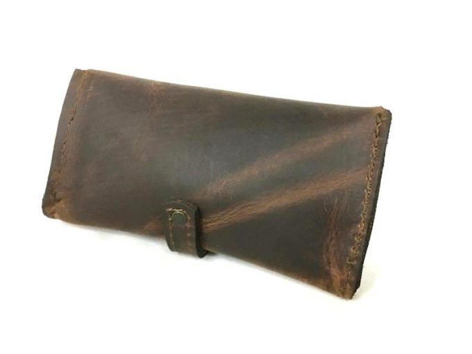 נרתיק עור חום לטבק מעוצב לגבר בעבודת יד