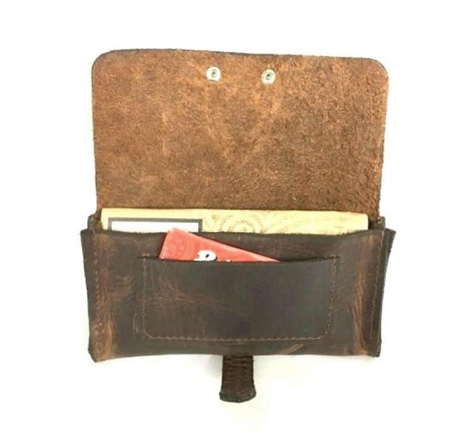 נרתיק עור חום לטבק מעוצב לגבר בעבודת יד