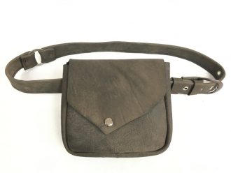 פאוץ' עור קטן הכולל חגורה מעוצב בעבודת יד