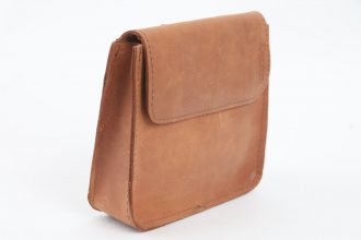 פאוץ' קטן מעור בצבע כאמל מעוצב בעבודת יד