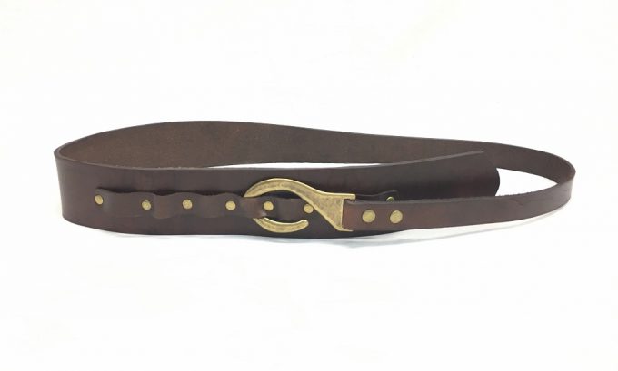 חגורת עור חומה למותן האישה מעוצבת בעבודת יד