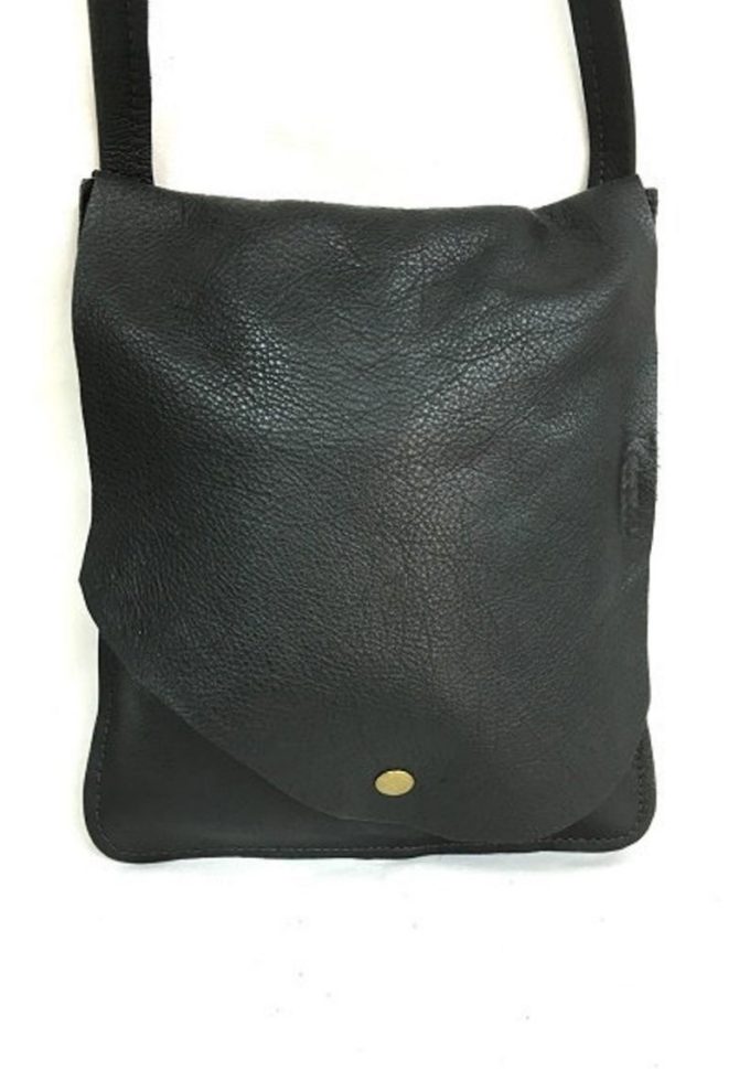 תיק עור שחור קטן וקלאסי לאישה מעוצב בעבודת יד תיק עור שחור קטן וקלאסי לאישה מעוצב בעבודת יד