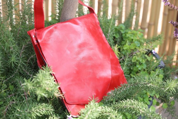 תיק עור קלאסי אדום מעוצב לאישה בעבודת יד תיק עור קלאסי אדום מעוצב לאישה בעבודת יד