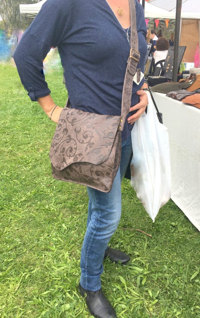 תיק עור חום קלאסי ויחודי מעוצב לאישה בעבודת יד