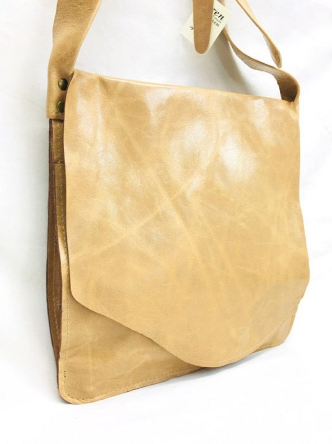 תיק קלאסי אלגנטי בצבע בז' מעוצב לאישה בעבודת יד