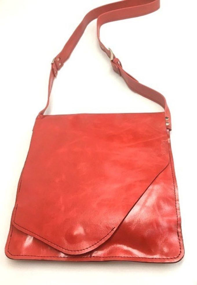 תיק עור קלאסי אדום מעוצב לאישה בעבודת יד תיק עור קלאסי אדום מעוצב לאישה בעבודת יד