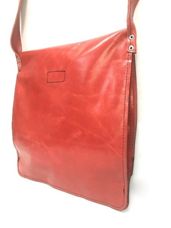 תיק עור קלאסי אדום מעוצב לאישה בעבודת יד