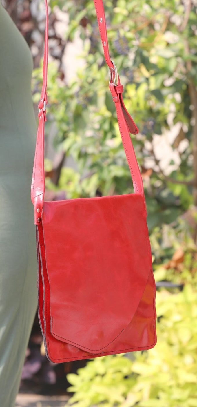 תיק עור קלאסי אדום מעוצב לאישה בעבודת יד תיק עור קלאסי אדום מעוצב לאישה בעבודת יד