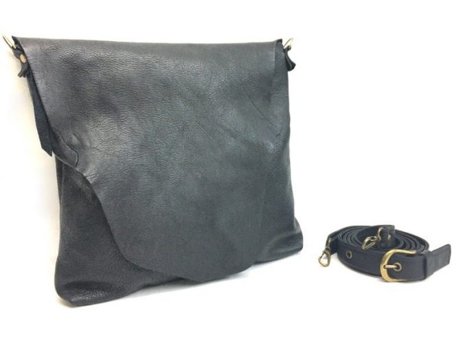 תיק עור שחור לאישה מעוצב בעבודת יד