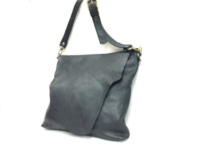 תיק עור שחור לאישה מעוצב בעבודת יד