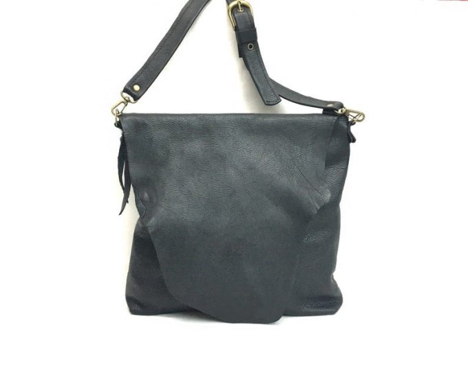 תיק עור שחור לאישה מעוצב בעבודת יד