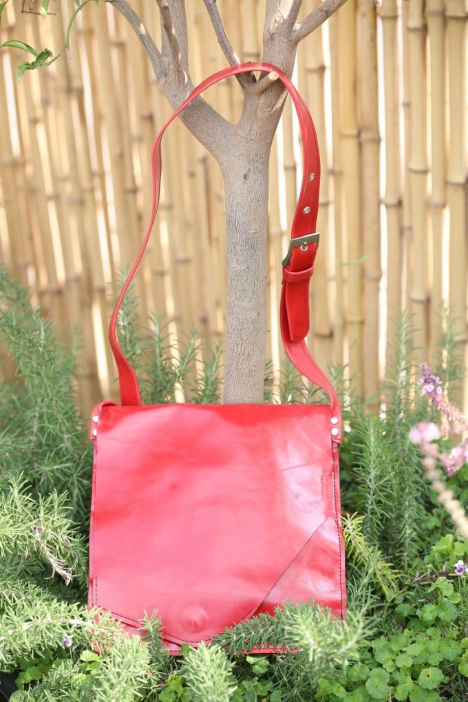 תיק עור קלאסי אדום מעוצב לאישה בעבודת יד תיק עור קלאסי אדום מעוצב לאישה בעבודת יד