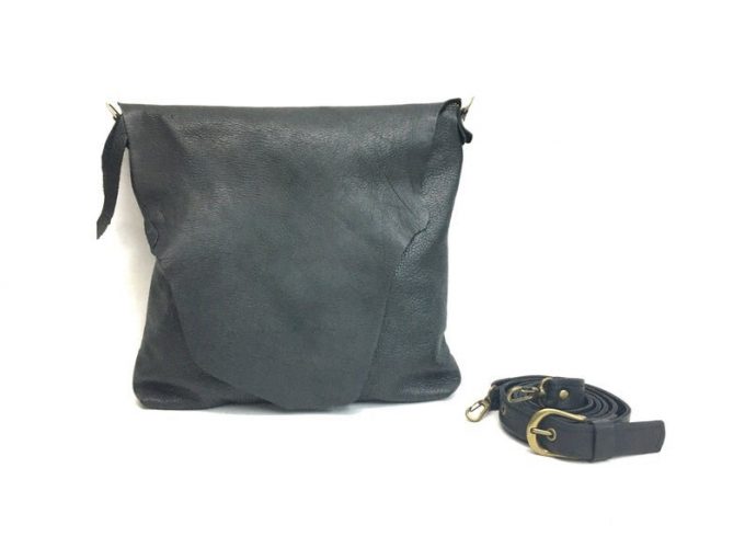 תיק עור שחור לאישה מעוצב בעבודת יד