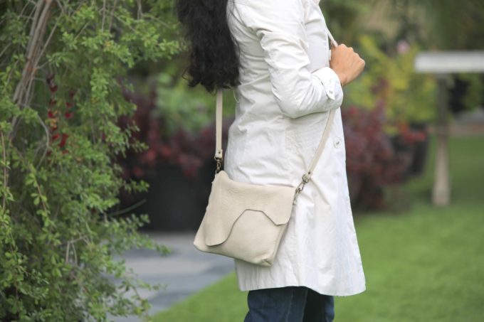 תיק עור קלאסי לאישה בצבע קרם עשוי בעבודת יד