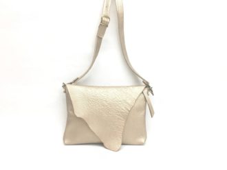 תיק עור קלאסי בצבע זהב מעוצב לאישה עשוי בעבודת יד