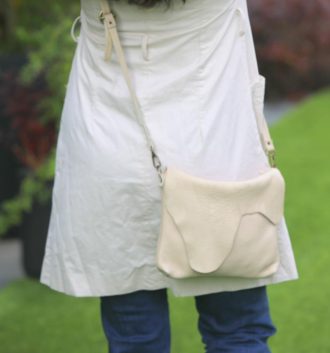 תיק עור קלאסי לאישה בצבע קרם עשוי בעבודת יד