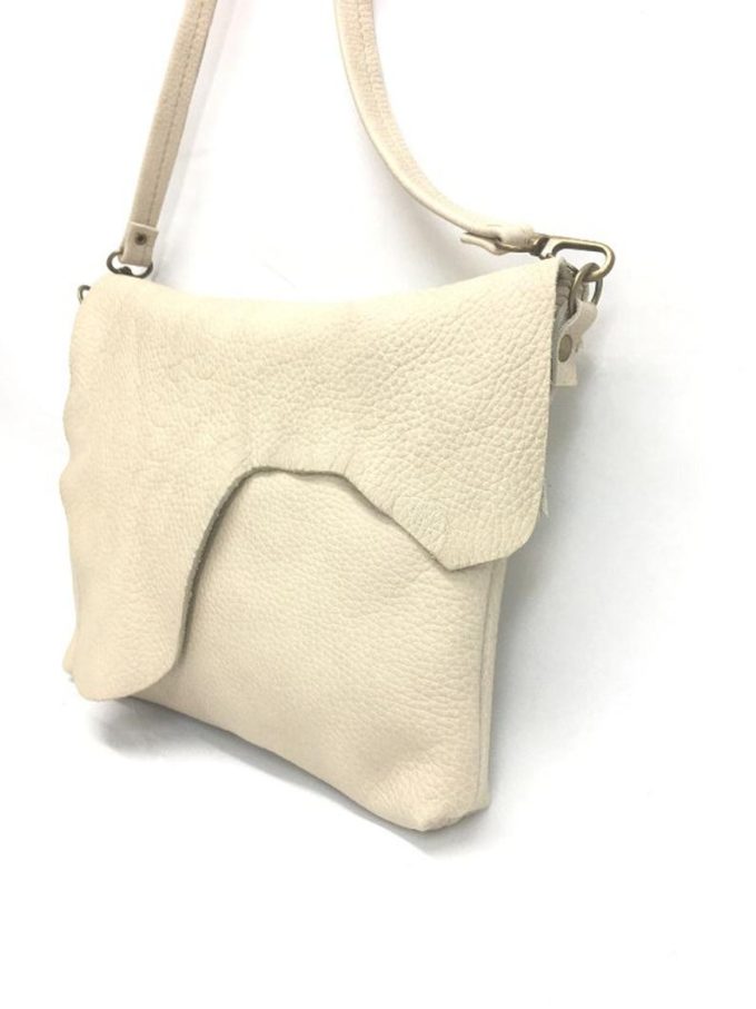 תיק עור קלאסי לאישה בצבע קרם עשוי בעבודת יד