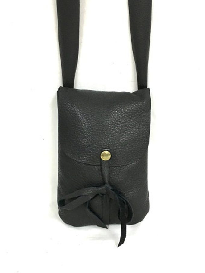 תיק עור שחור קטן מעוצב לאישה בעבודת יד