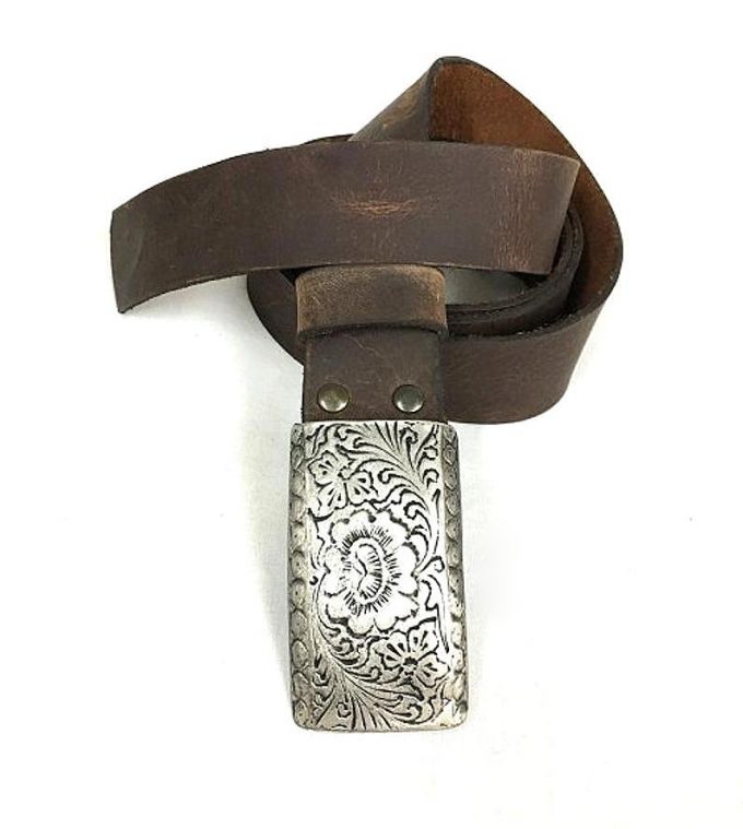 חגורת עור חומה צרה לאישה מעוצבת בעבודת יד