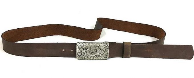 חגורת עור חומה צרה לאישה מעוצבת בעבודת יד