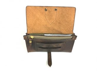 נרתיק עור חום לטבק מעוצב לגבר בעבודת יד הכולל תא עם רוכסן